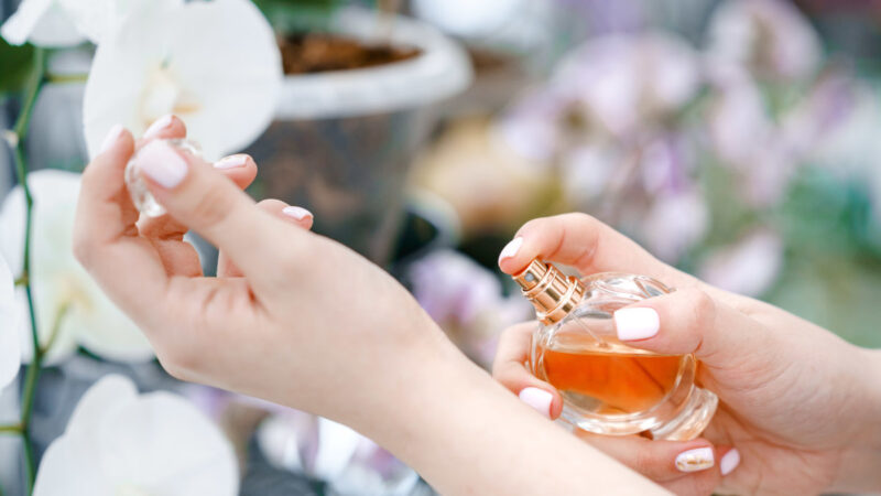 Été 2024 : quelles sont les fragrances de parfum féminin à prioriser ?